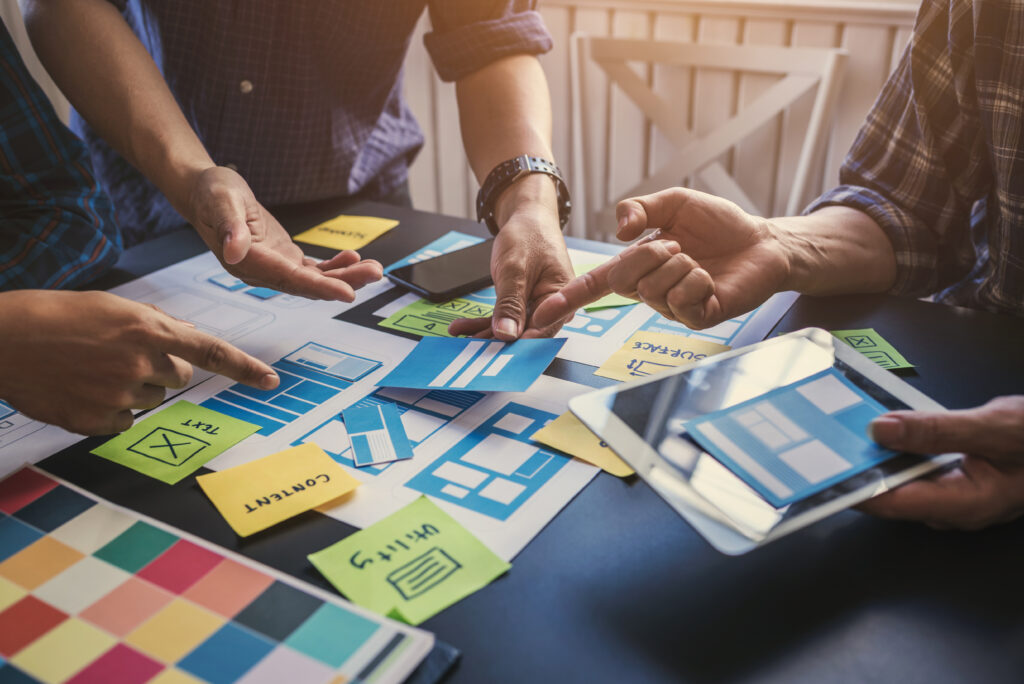 Ein UX/UI-Designteam, das bei der Gestaltung von Inhalten und der Formgebung mobiler Anwendungen mitwirkt, um die Bedienung für die Nutzer zu erleichtern.