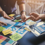 Ein UX/UI-Designteam, das bei der Gestaltung von Inhalten und der Formgebung mobiler Anwendungen mitwirkt, um die Bedienung für die Nutzer zu erleichtern.